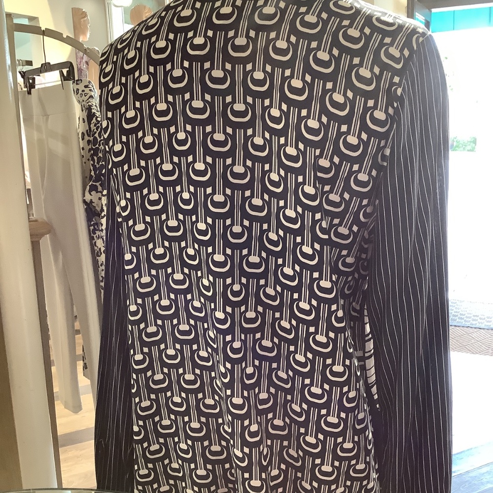 Gorgeous Italian long sleeve blouse. Pinstripe & print crème and or navy - Picture 9 of 9